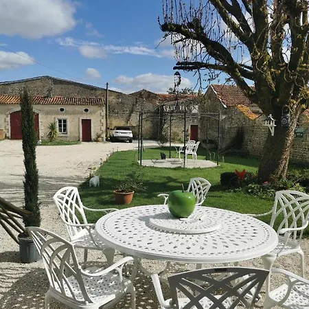 Au Domaine De Gigie Bed & Breakfast