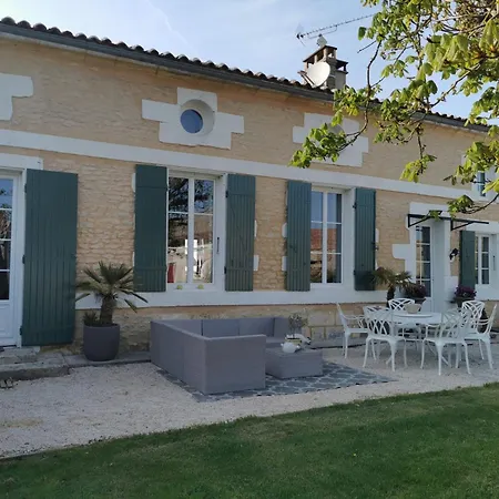 Au Domaine De Gigie Bed & Breakfast 3*